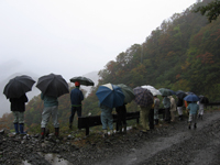 現場をのぞき込む参加者ら