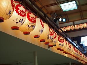 ����A�q�Ȃ���芪���񓔂ɂ͌|�҂���̖��O�A�u���̖��O���L���Ă���܂�