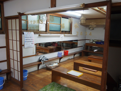 ����^���̌m�Ï�B������ɂ������A�p���Ɏʂ��Ă���B���̕��������������������